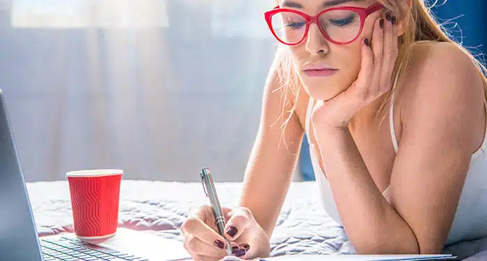 Une jeune rédactrice travaillant sur son résumé.