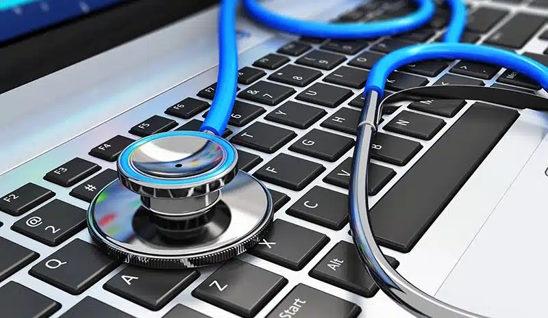 Concept de prévention pour laptop avec stéthoscope.